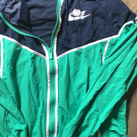 Nike Two-Toned Windbreaker (size M) - Picture 3 of 5